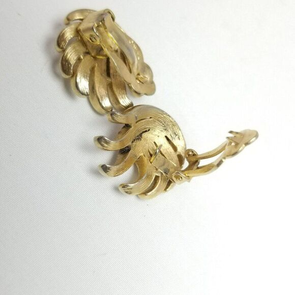 Vintage Crown Trifari Gold Tone Wave Shape Clip On Earrings, Retro Estate Signed - Picture 5 of 8